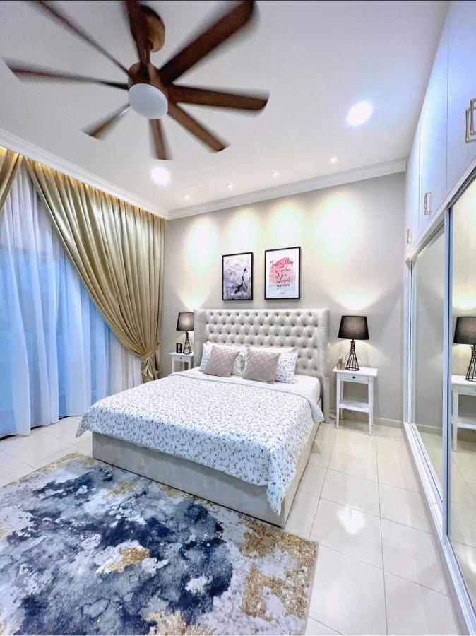 Faridz Homestay At Myra Saujana Kampong Simpang Empat Exterior foto
